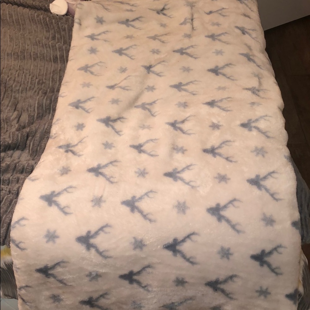 white reindeer blanket